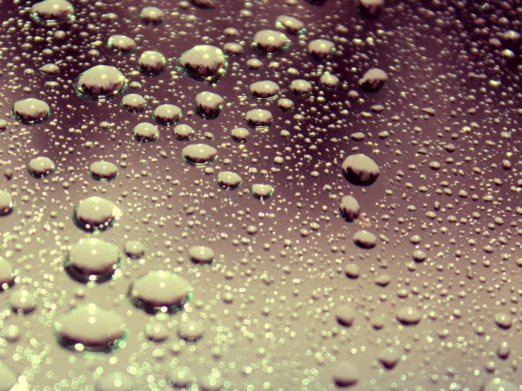 Капли воды на поверхности стекла обои