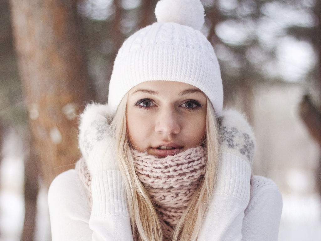 Девушка в белом в снежном лесу обои