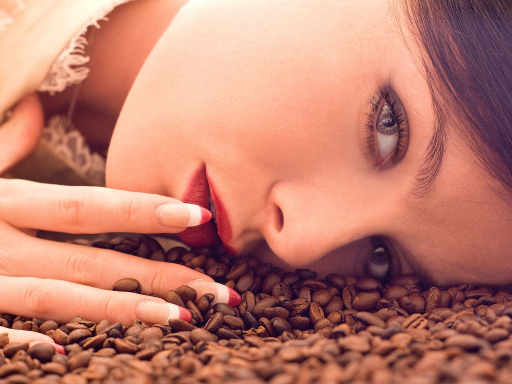 Соблазнительная девушка с кофейными зернами обои
