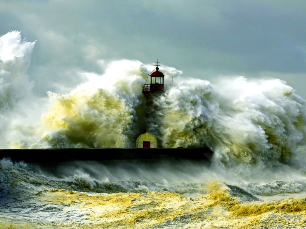 Маяк в шторм обои