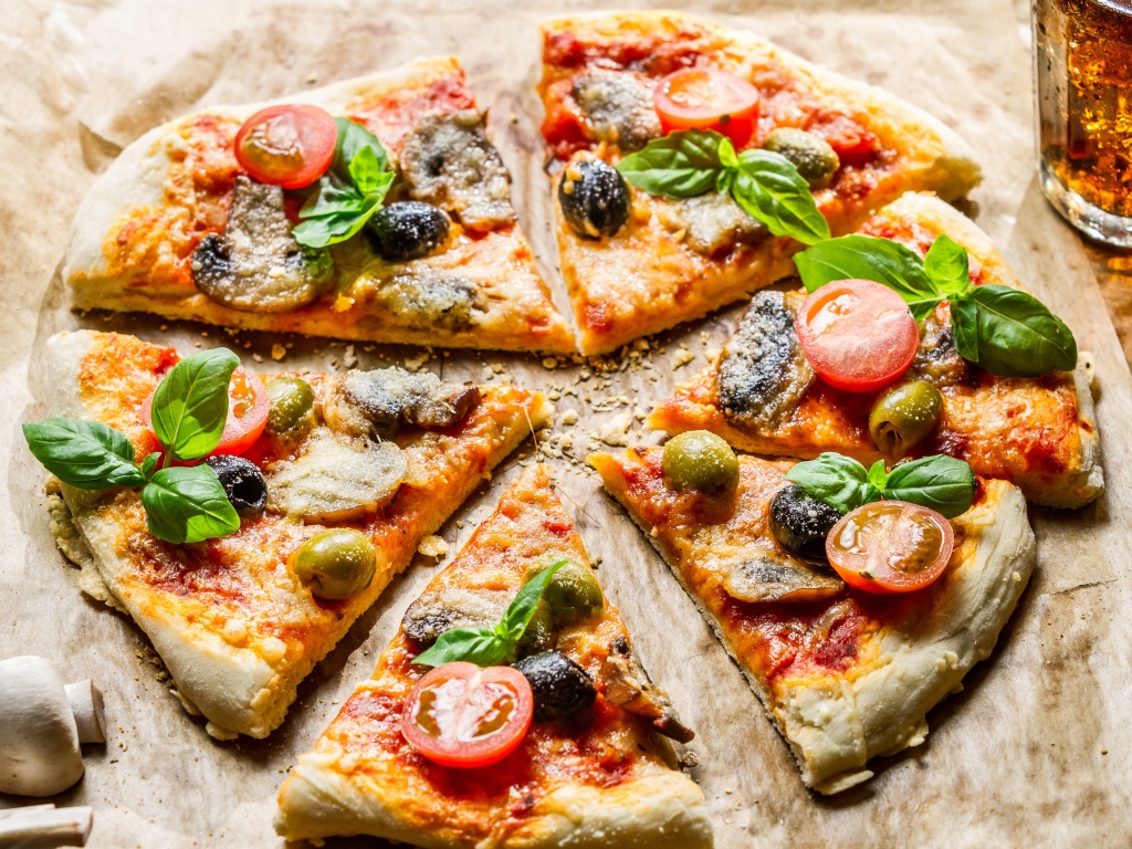 Сочная пицца с томатами и пармезаном обои