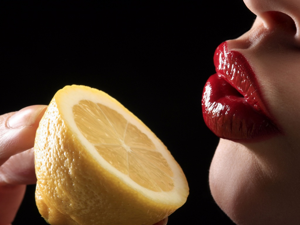 Лимон и губы обои