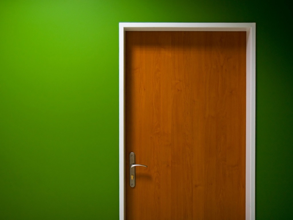 Дверь в стене обои