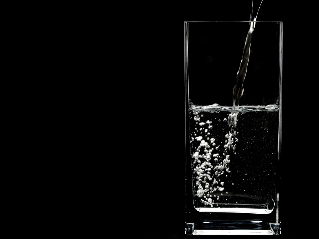 Вода в стакане обои