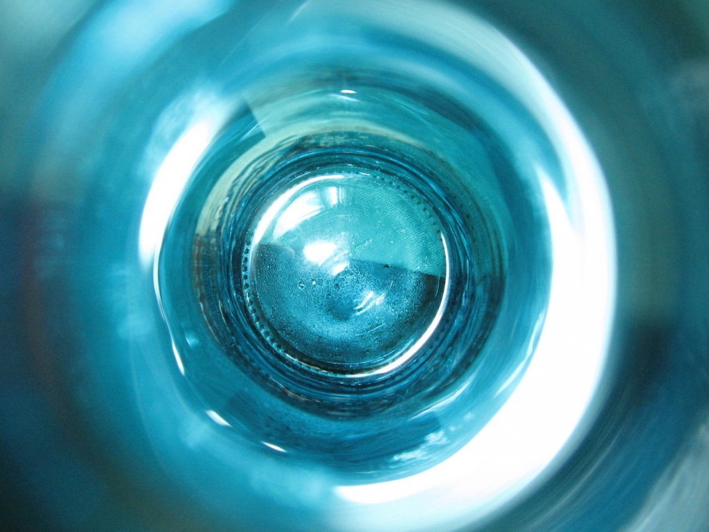 Дно стеклянной бутылки обои