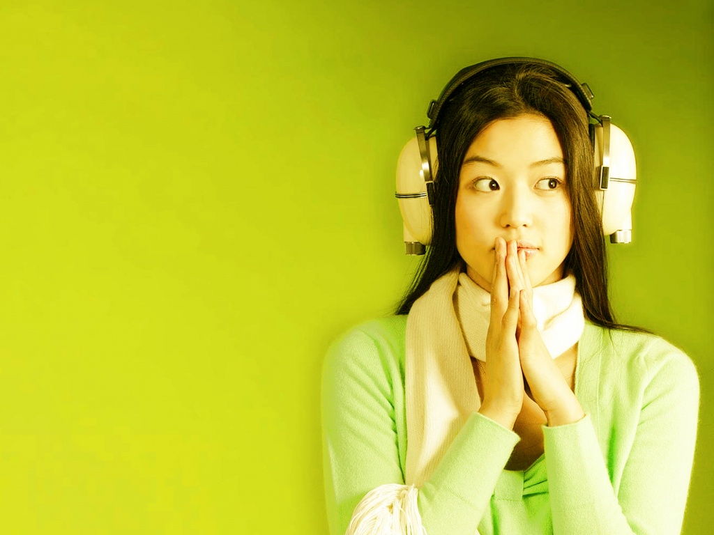 Японка в наушниках обои