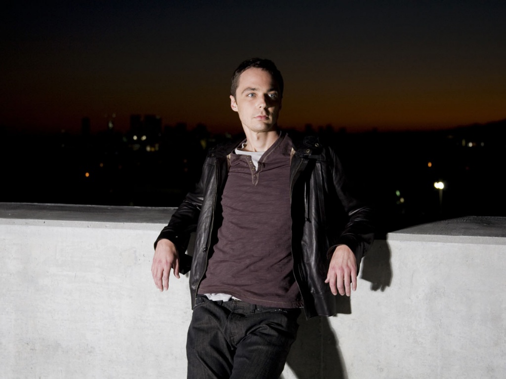 Джим Парсонс на балконе обои