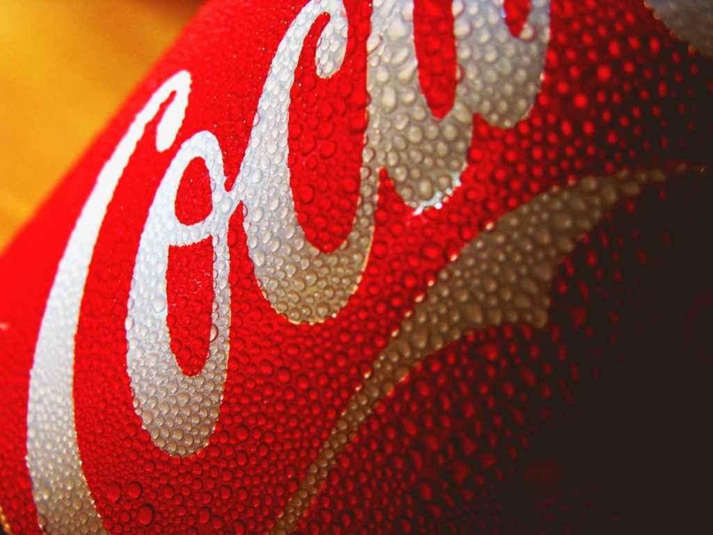 Запотевшая банка Кока-Колы обои