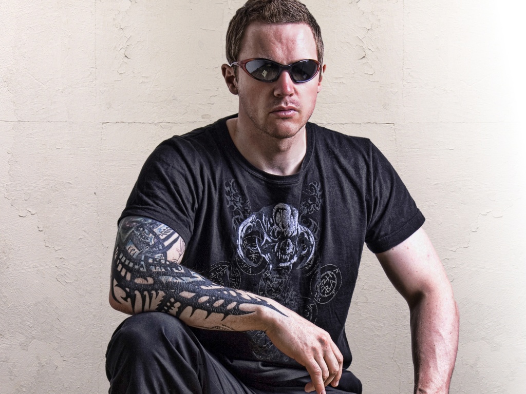 Парень с татуировкой обои