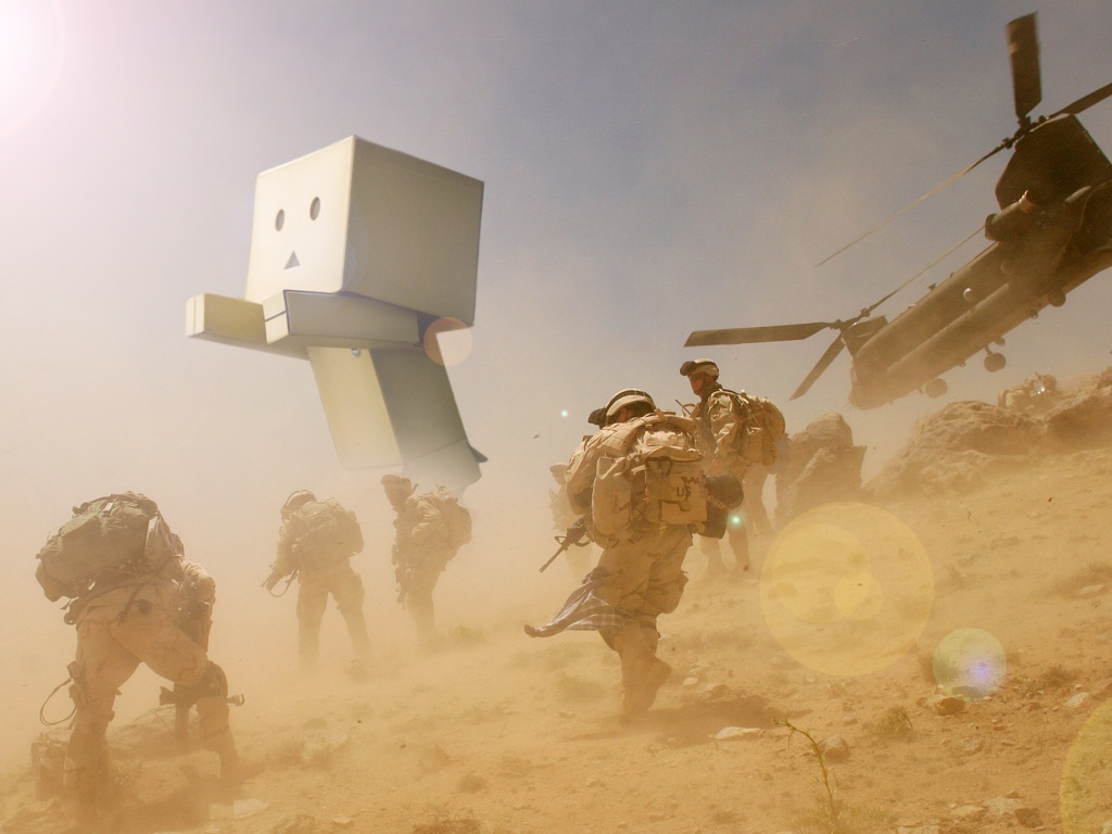 Картонный человек среди солдат обои