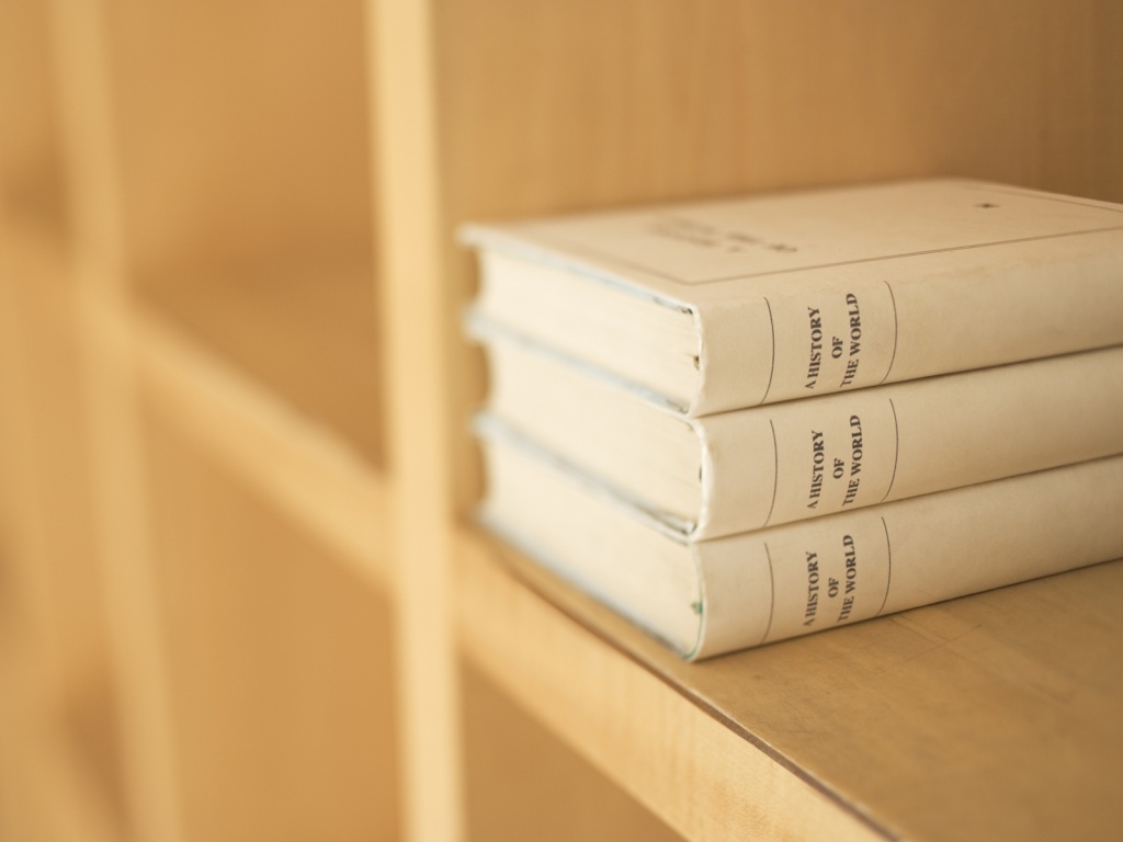 Книги на полке обои