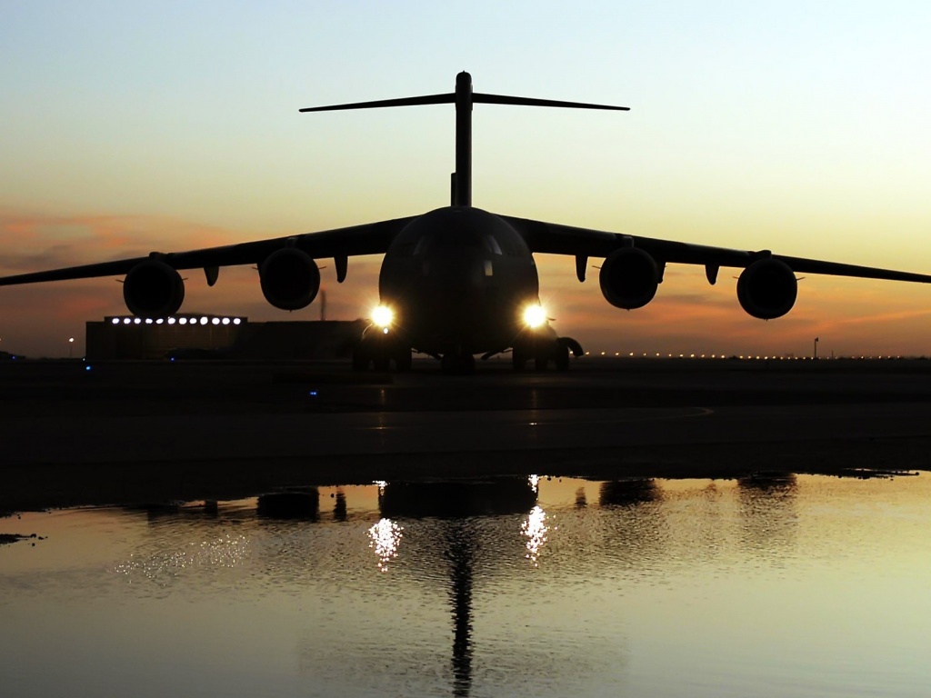 Самолет на взлетной полосе обои