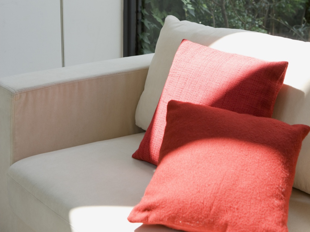 Красные подушки обои