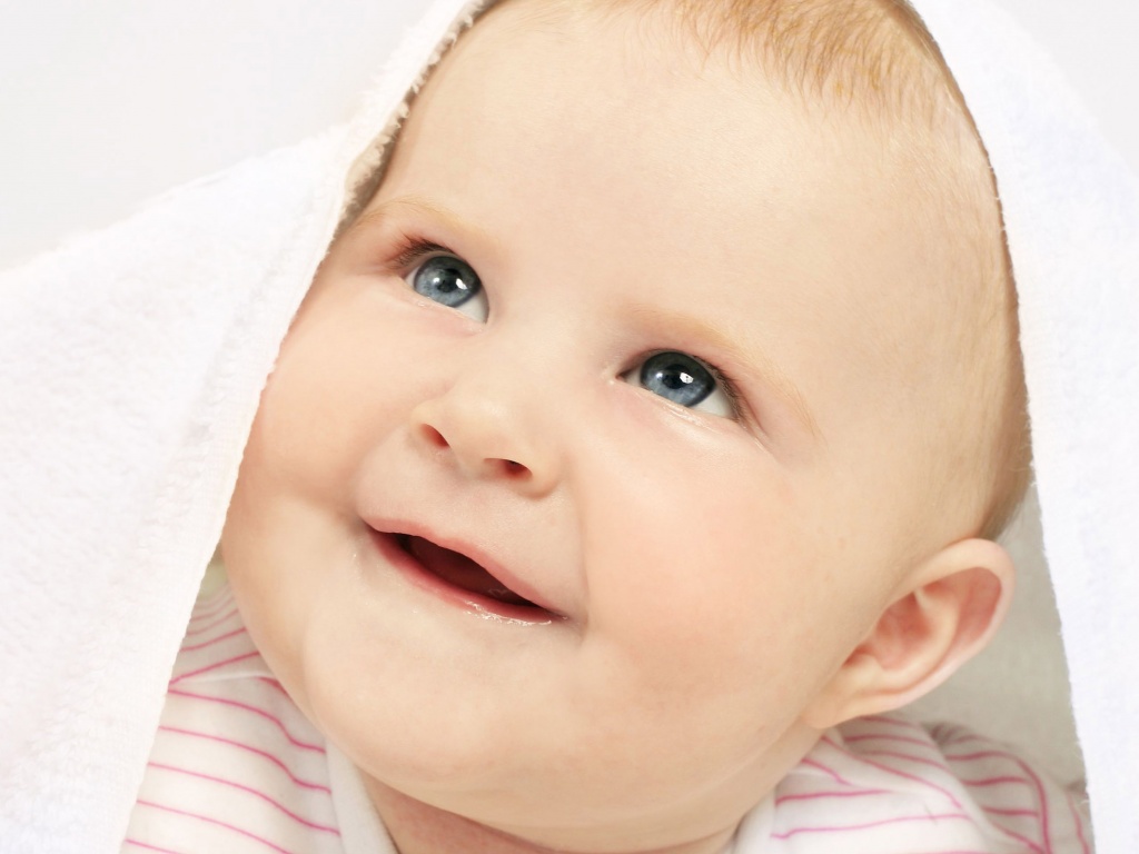 Малыш под полотенцем обои