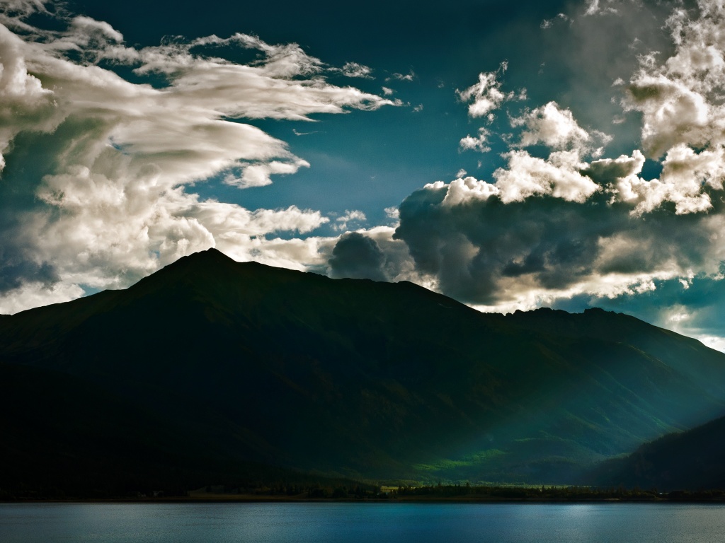 Свет на склонах гор обои
