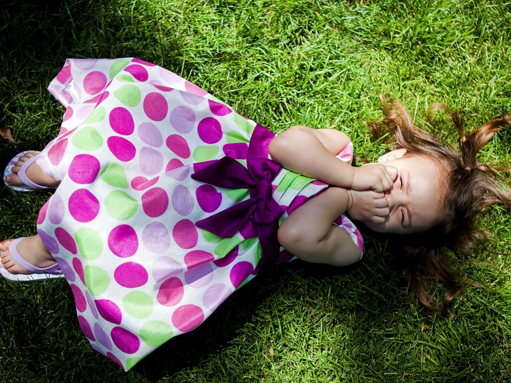 Девочка на траве обои