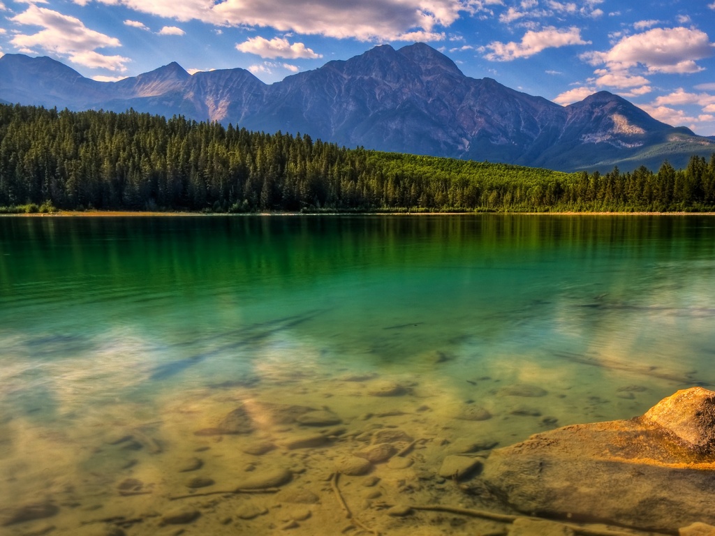 Зеленое озеро обои