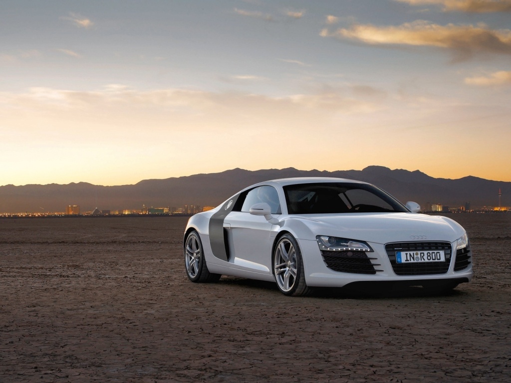 Белоснежная Ауди Р8 в пустыне обои