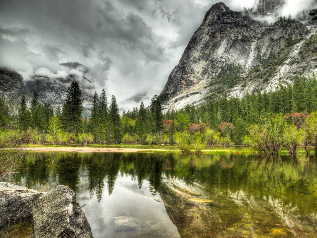 Красивый вид на маленькое горное озеро обои