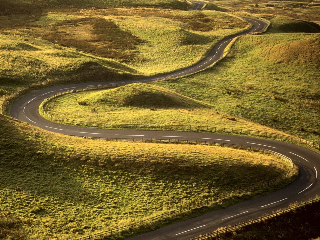 Дорога петляет меж холмов обои