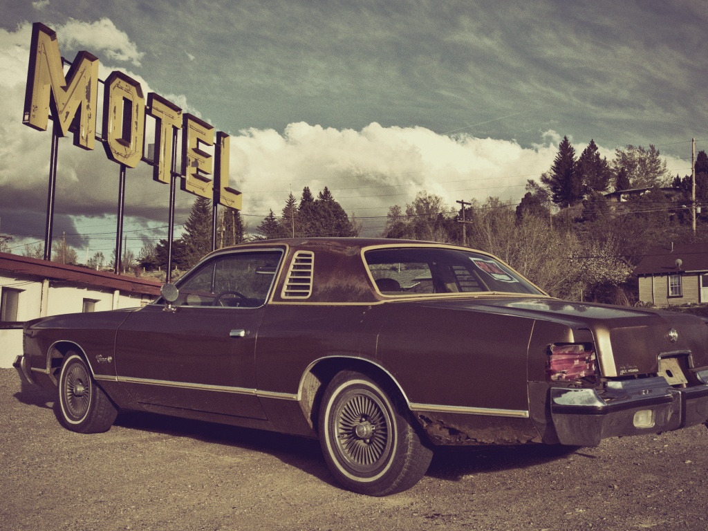 Олдскульный Dodge около мотеля обои