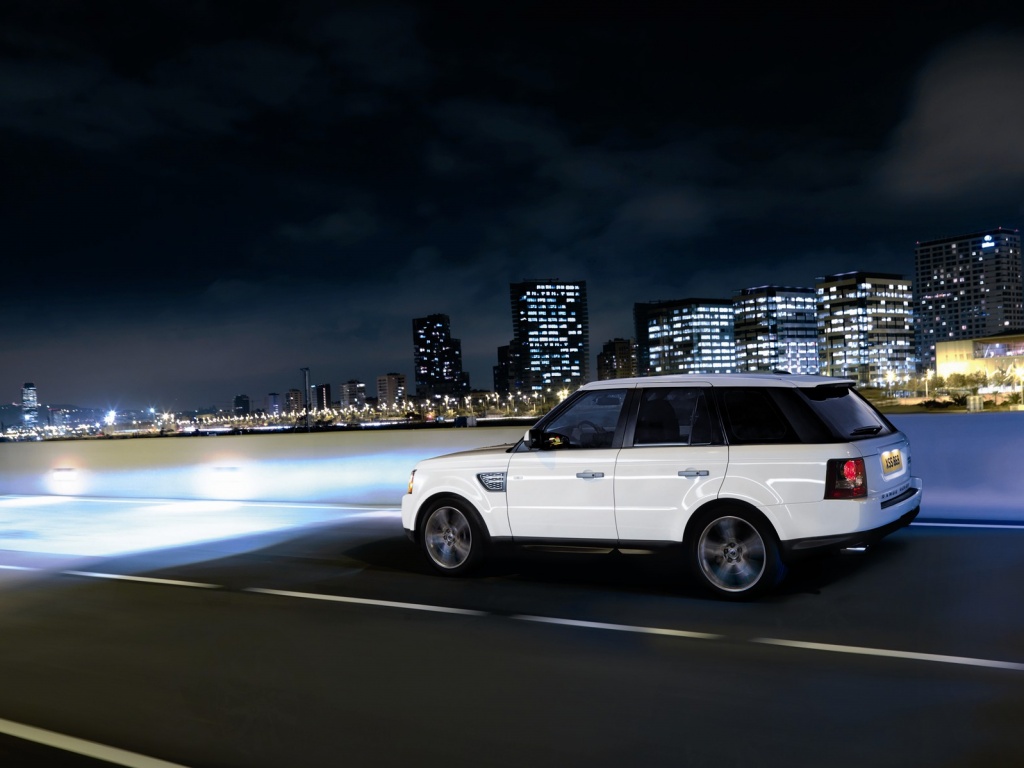 Рендж ровер на трассе обои