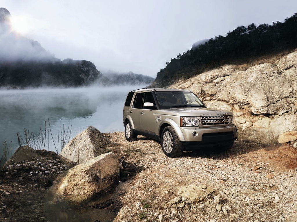 Range rover в горах у реки обои