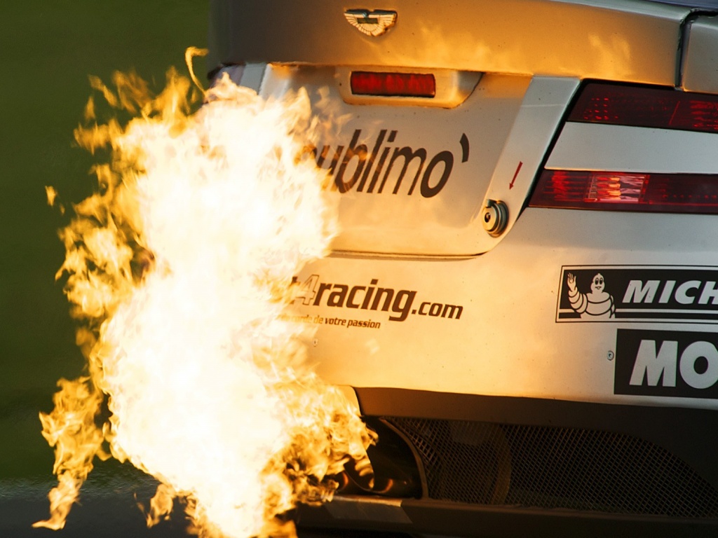 Огонь из выхлопной трубы гоночного Aston Martin обои