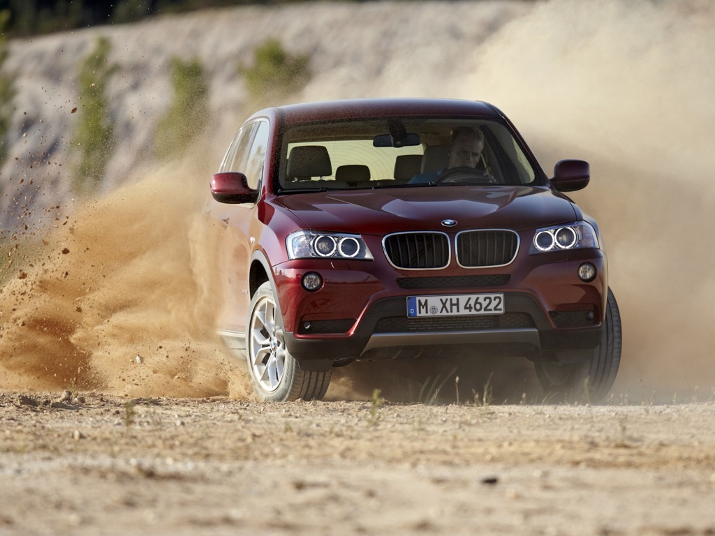 Кроссовер BMW в заносе обои