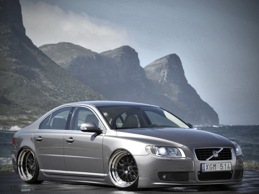 Вольво на берегу обои