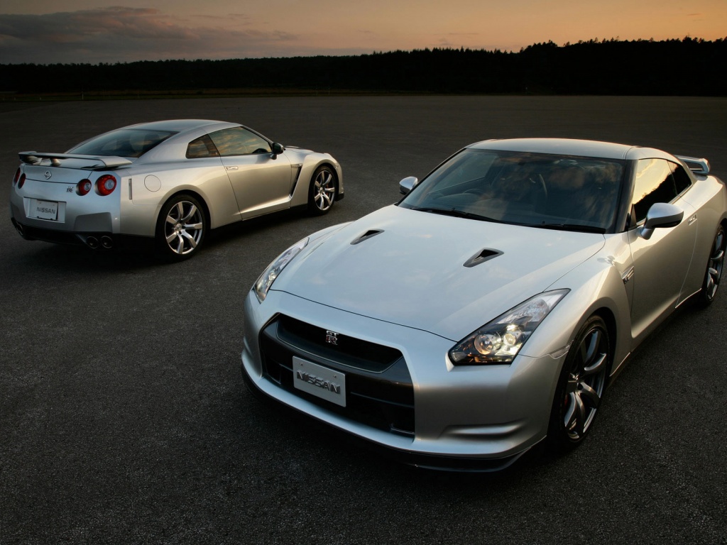 Nissan с двух ракурсов обои