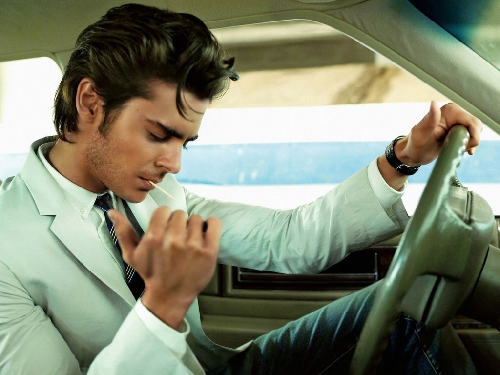 Мужчина прикуривает в машине обои