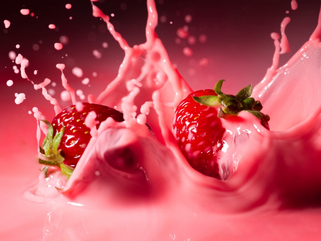 Сочная клубника с молоком обои