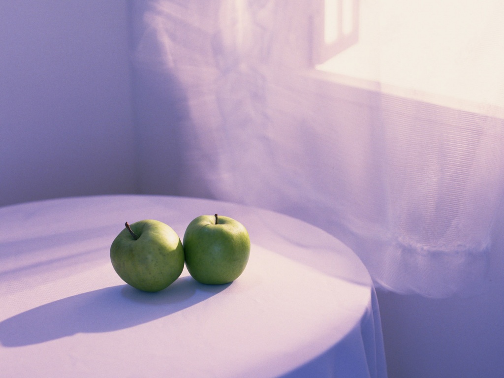 Яблоки на столе перед окном обои