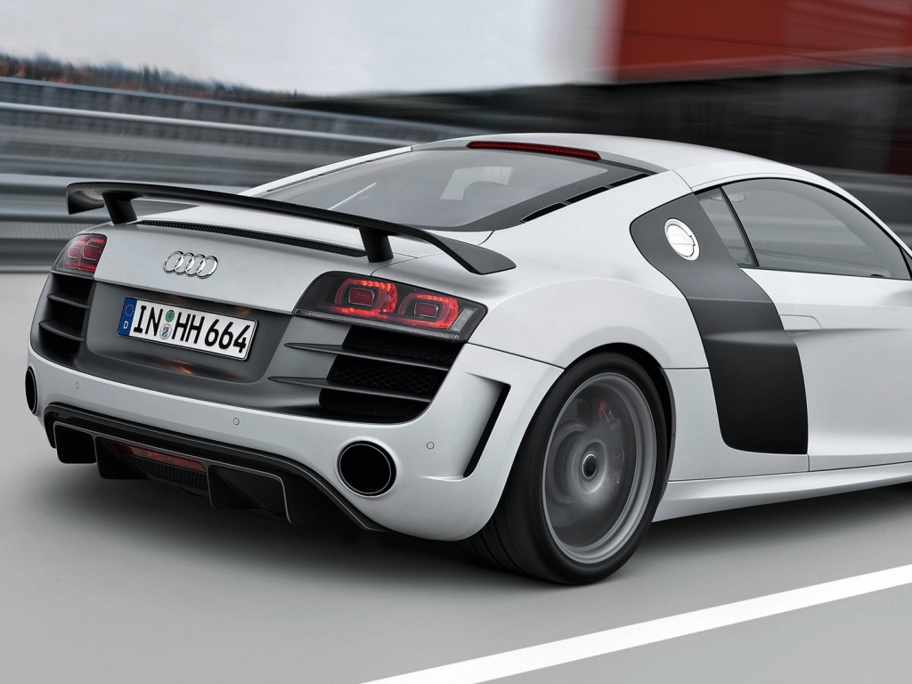 Audi R8 на скоростной трассе обои