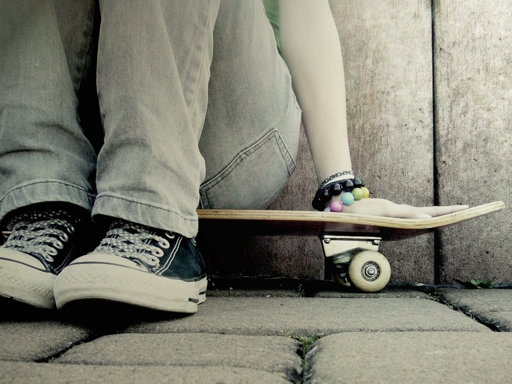 Девушка сидящая на скейте обои