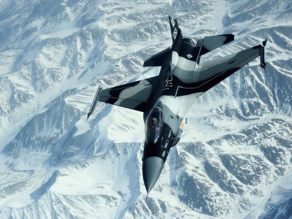 Истребитель над снежными пиками гор обои