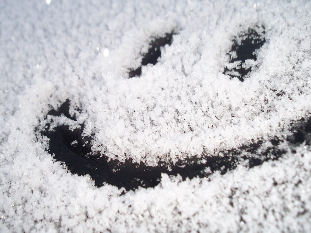 Смайлик на заснеженном стекле обои