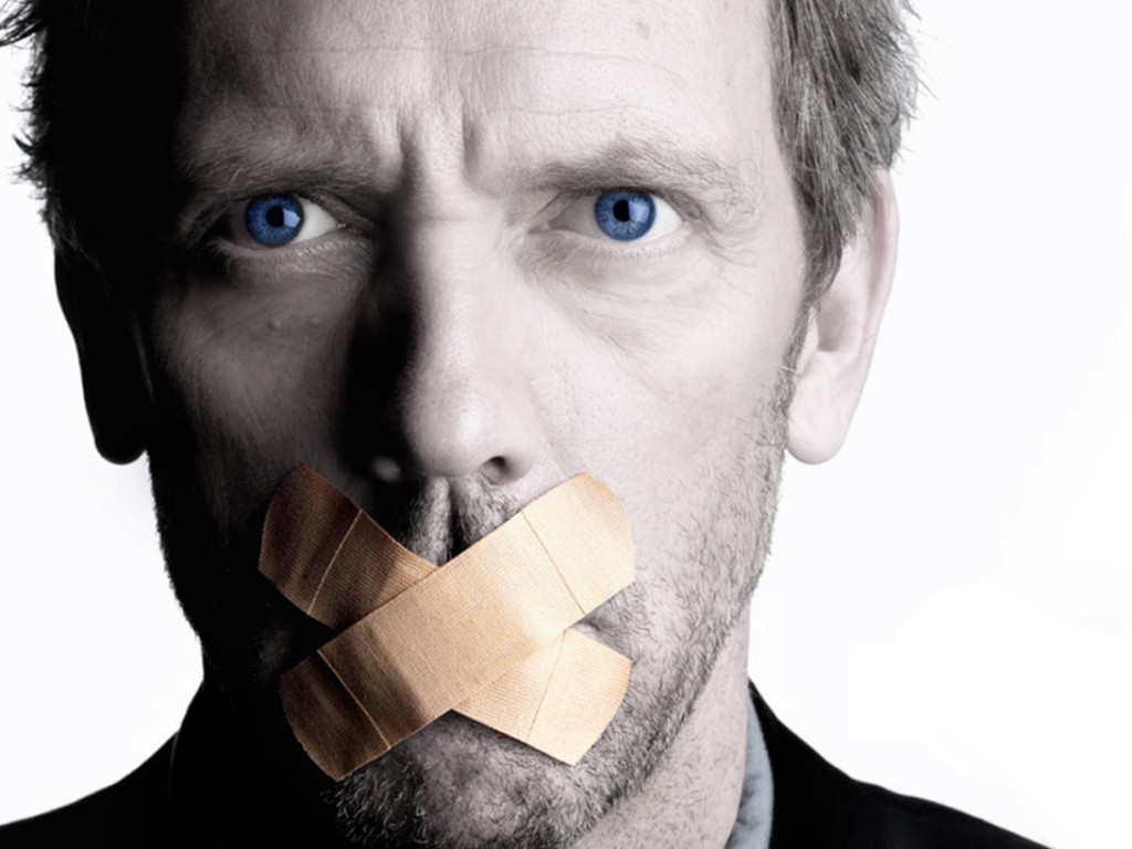 Хаус с пластырем на рту обои