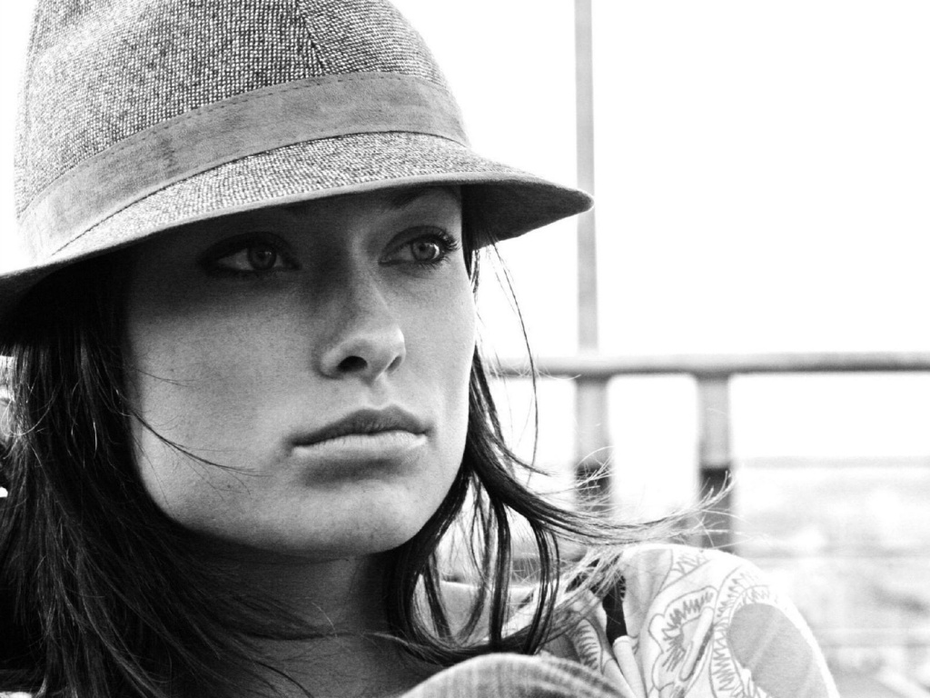 Оливия Уайлд в шикарной шляпе обои