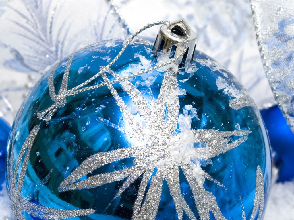 Синий елочный шар обои