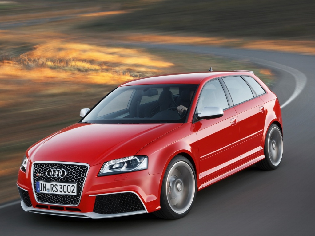 Красная ауди мчится по извилистой дороге обои