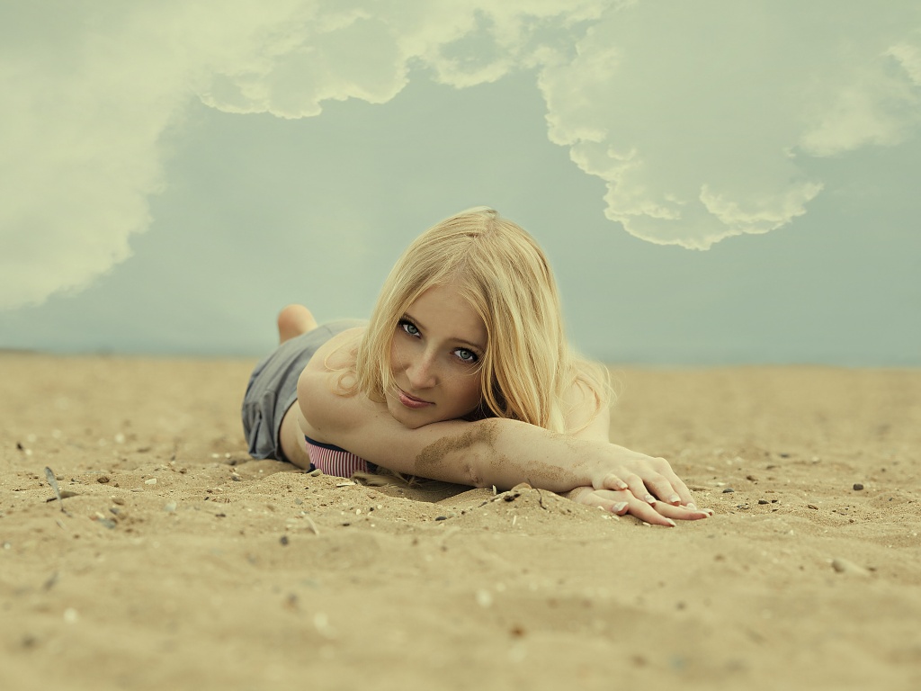 Девушка на песке обои