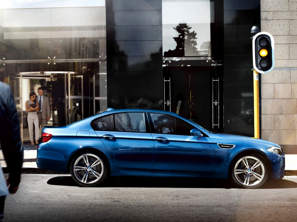 BMW F10 на светофоре обои