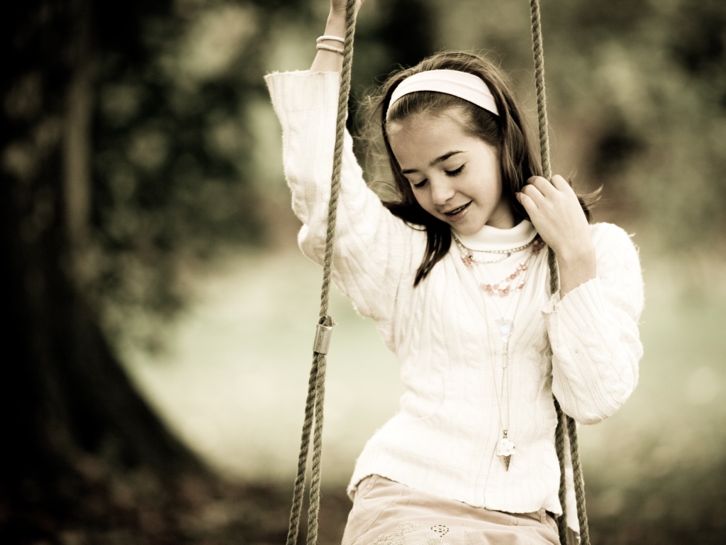Девочка на качелях обои