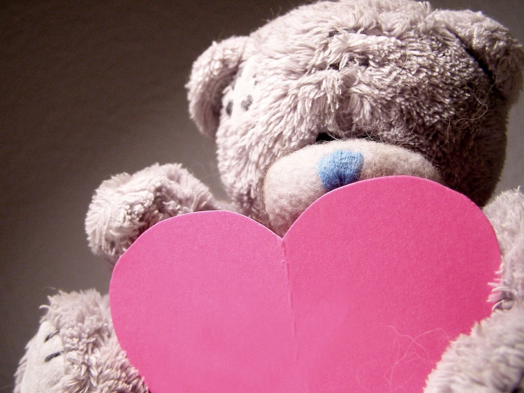 Мишка с сердцечком обои