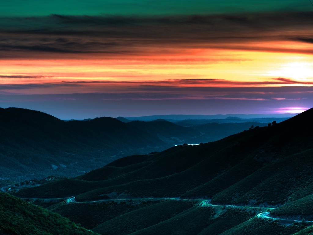 Дорога спускается с гор в долину обои