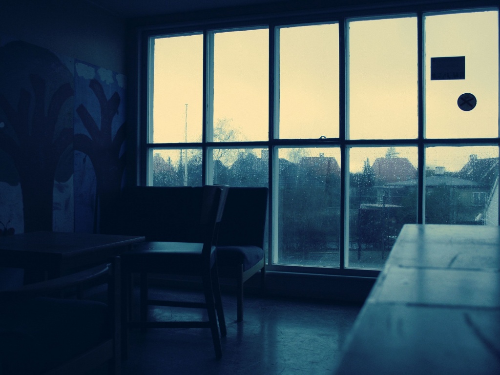 Тёмная комната и дождь за окном обои