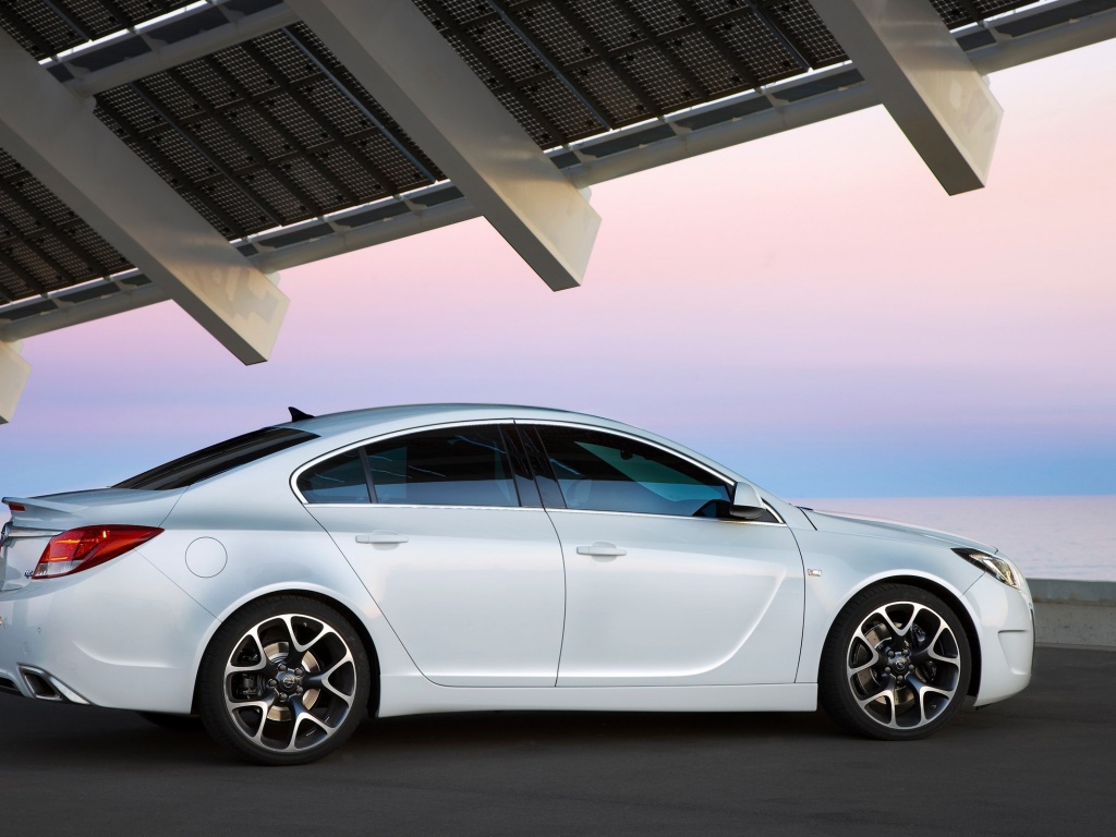 Белый седан под крышей обои