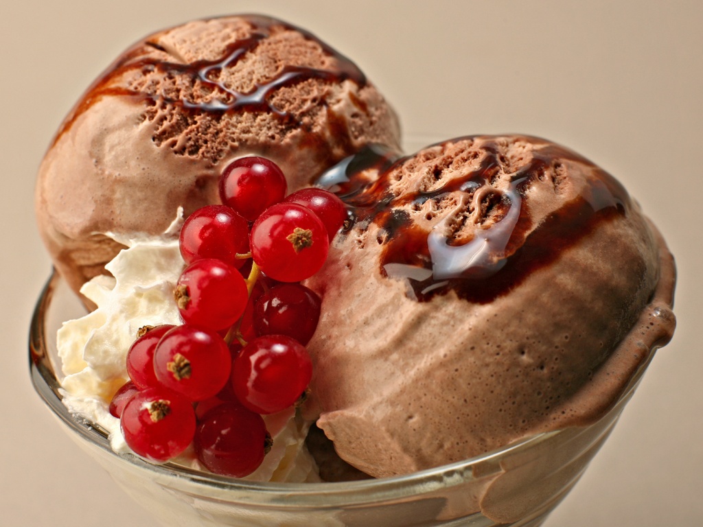 Шоколадное мороженое со смородинкой обои